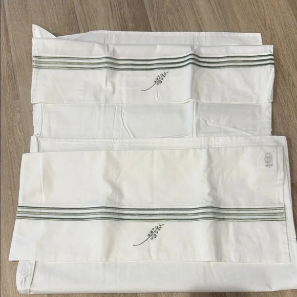 Pottery Barn embroidered Pillowcases new set of 2 + matching flat sheet Queen